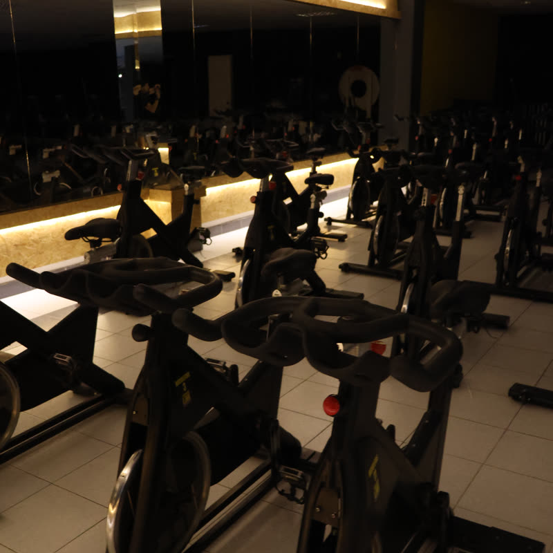 Salón de spinning con bicicletas estáticas