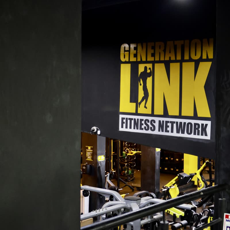 Logo de Generation Link Fitness Network pintado sobre la pared de la sede